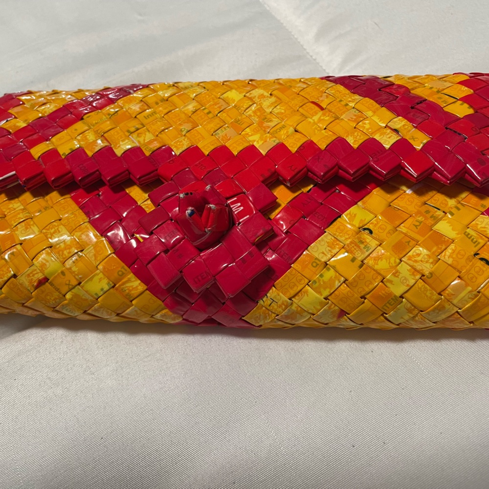 Recycle chip bag clutch